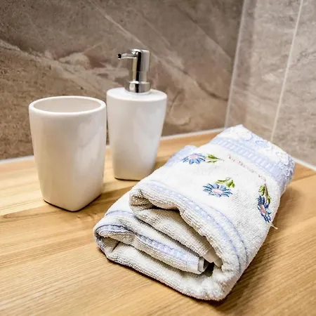 Gorski Zakatek Z Jacuzzi Chalet